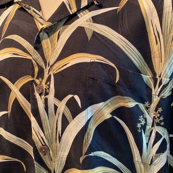 Tommy Bahama Large Casual Button Down Short Sleeve Shirt Floral Pattern - Picture 2 of 6